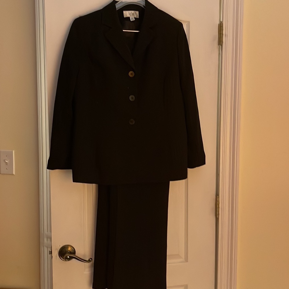 LeSuit Black pantsuit with a pinstripe,size 14P, no pockets, pants zip on side